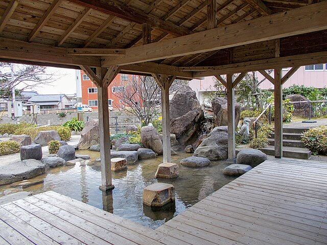 shallow foot bath water at shimoda onsen